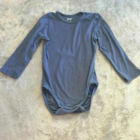 GAP and H&M - 2 piece toddler outfit. Size 12 to 18 months - Picture 2 of 7